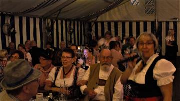 Gesellige Stimmung. Oktoberfest in Nordholz. Foto: Heid