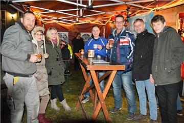 Geselliges Beisammensein in gemütlicher Atmosphäre: Die Besucher plauschten bei einem Glühwein auf dem Weihnachtsmarkt in Bad Bederkesa. Foto Scheiter