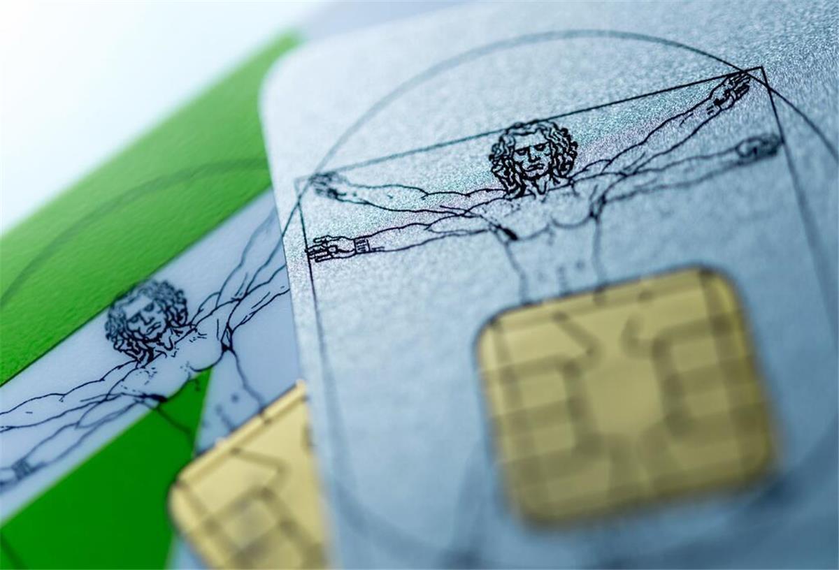 Gesetzlich oder privatversichert - diese Regeln müsst ihr kennen Chips von Krankenkassen-Karten.