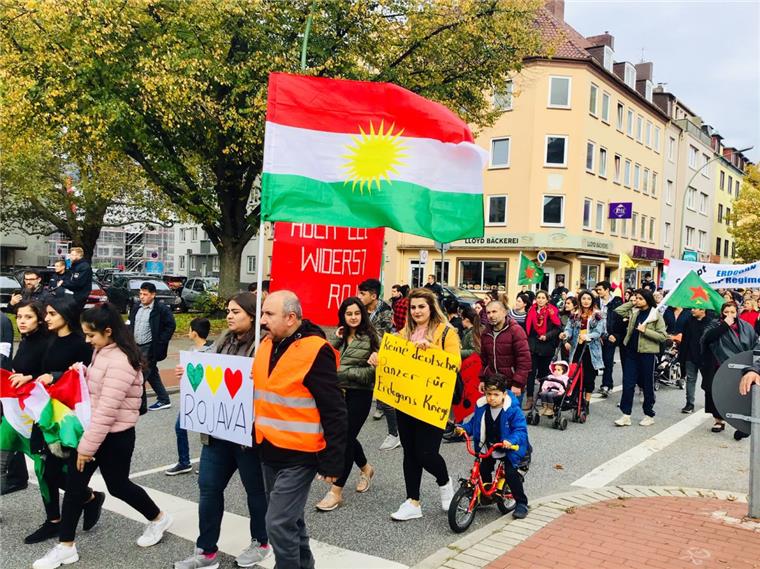 Gesichert von einem großen Polizeieinsatz haben rund 140 Mitglieder des Kurdisch-Deutschen Gemeinschaftsvereins am Sonnabend für das Ende der türkischen Invasion in Syrien demonstriert. Der Zug bewegte sich vom Ernst-Reuter-Platz über die Lloydstraße (Foto) bis zur Großen Kirche. Befreundete Vereine wie Dialog und Bündnis gegen Rechts haben sich angeschlossen. Foto: Schwan