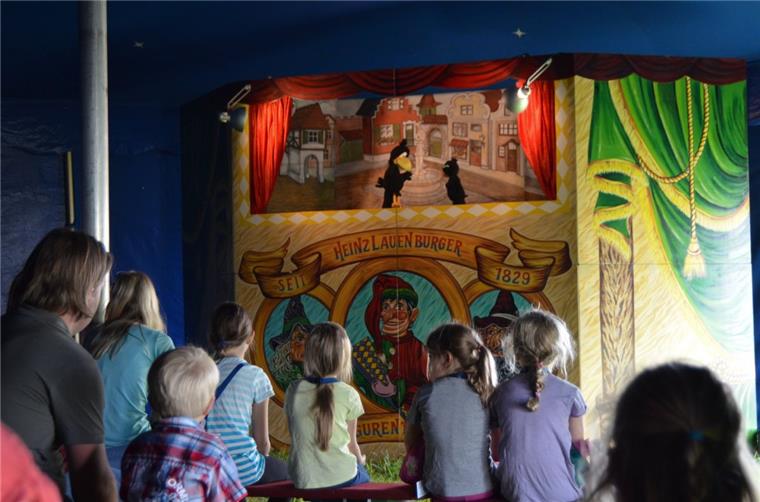 Tarmstedter Ausstellung: "Der kleine Rabe Socke" ist der heimliche Star espannt lauschen die Kinder den Geschichten von dem kleinen Raben Socke. Drei Vorstellungen – 11.30 Uhr, 14.30 Uhr und 16 Uhr – werden an den Ausstellungstagen am Kleinen Marktplatz aufgeführt.