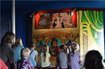 espannt lauschen die Kinder den Geschichten von dem kleinen Raben Socke. Drei Vorstellungen – 11.30 Uhr, 14.30 Uhr und 16 Uhr – werden an den Ausstellungstagen am Kleinen Marktplatz aufgeführt.