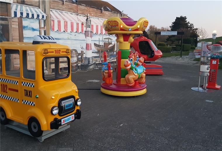 Gespenstische Szenen in Tossens am Deich. Niemand ist da, die wenigen Dauercamper haben sich in ihre Wohnwagen zurückgezogen – nur die Spielgeräte blinken und lärmen, wenn man sich ihnen nähert.