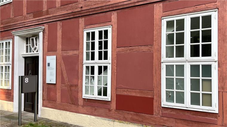 Gesplitterte Fensterscheiben sind an einem Gebäude der Stiftung niedersächsischer Gedenkstätten zu sehen.
