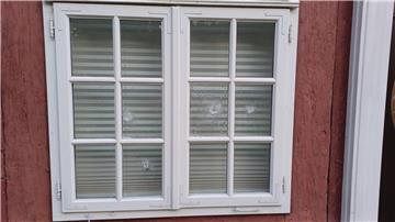 Gesplitterte Fensterscheiben sind an einem Gebäude der Stiftung niedersächsischer Gedenkstätten zu sehen.