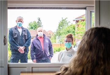 Gespräche mit Plexiglas: Mit solchen Lösungen wie hier im Lotte-Lemke-Haus in Bremerhaven wollen Heime die Besuche ermöglichen.