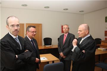 Gespräche zwischen den Parteien vor Verhandlungsbeginn (von links): Marius Raabe, Anwalt der Gemeinde, Bürgermeister Andreas Wittenberg, Hans-Martin Bertram, Planer der von Freimuth beauftragten Firma Sweco, sowie Klaus-Albrecht Sellmann, Anwalt der Firma Freimuth. Foto