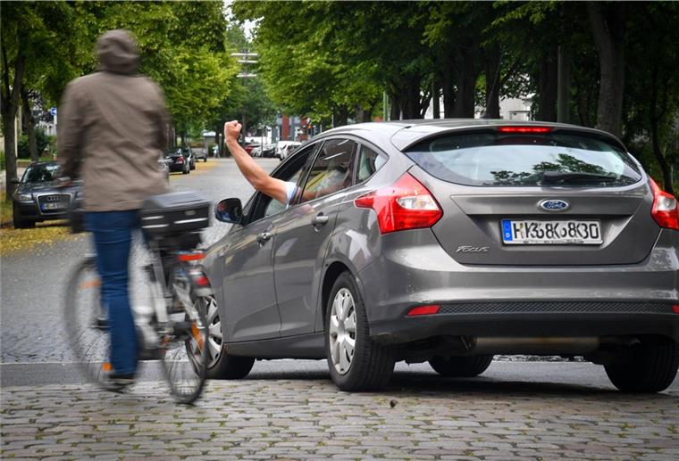 Bremerhavener Polizei geht gegen aggressive Fahrer vor Gestellte Szene in der Goethestraße: Die Polizei will mit der SÜS-Aktion seit 18 Monaten der Rücksichtslosigkeit im Straßenverkehr entgegenwirken.