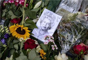 Ein gezeichnetes Schwarz-weiß-Bild der Queen zwischen Blumen.