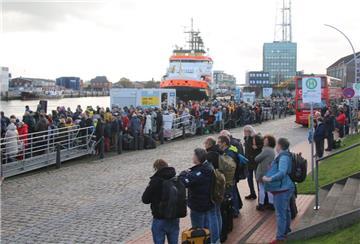 Gestrandet: Über 500 Schiffsreisende warteten rund zwei Stunden am Pier bei der Alten Liebe am Montagnachmittag auf die „Fair Lady", die sie dann doch noch zur Hochseeinsel Helgoland brachte.