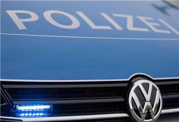 Die Motorhaube eines Polizeiwagens