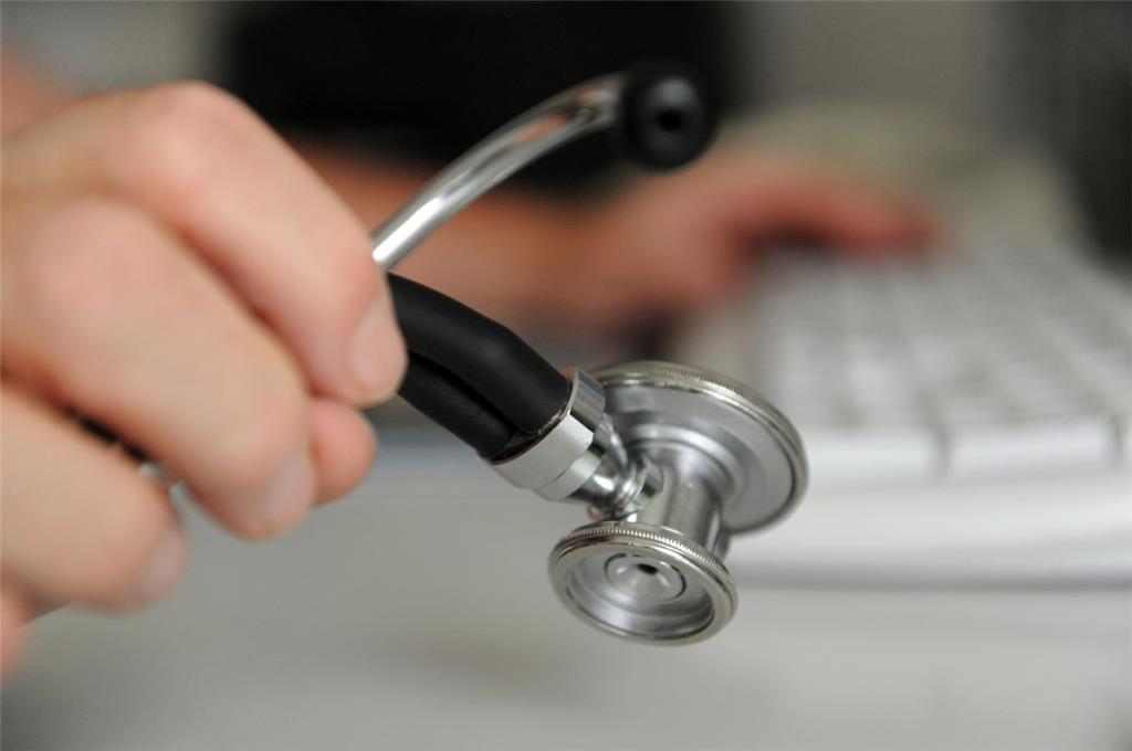 Gesundheit: Ab dem 1. Juli übernehmen die Krankenkassen auch die Kosten einer Videosprechstunde mit dem Arzt. Mit dem so genannten E-Health-Gesetz wird dies Angebot Bestandteil der vertragsärztlichen Versorgung. Die Nutzung der Beratung via Internet sei aber kein Muss, sondern für die Patienten freiwillig, betont die Verbraucherzentrale Nordrhein-Westfalen.