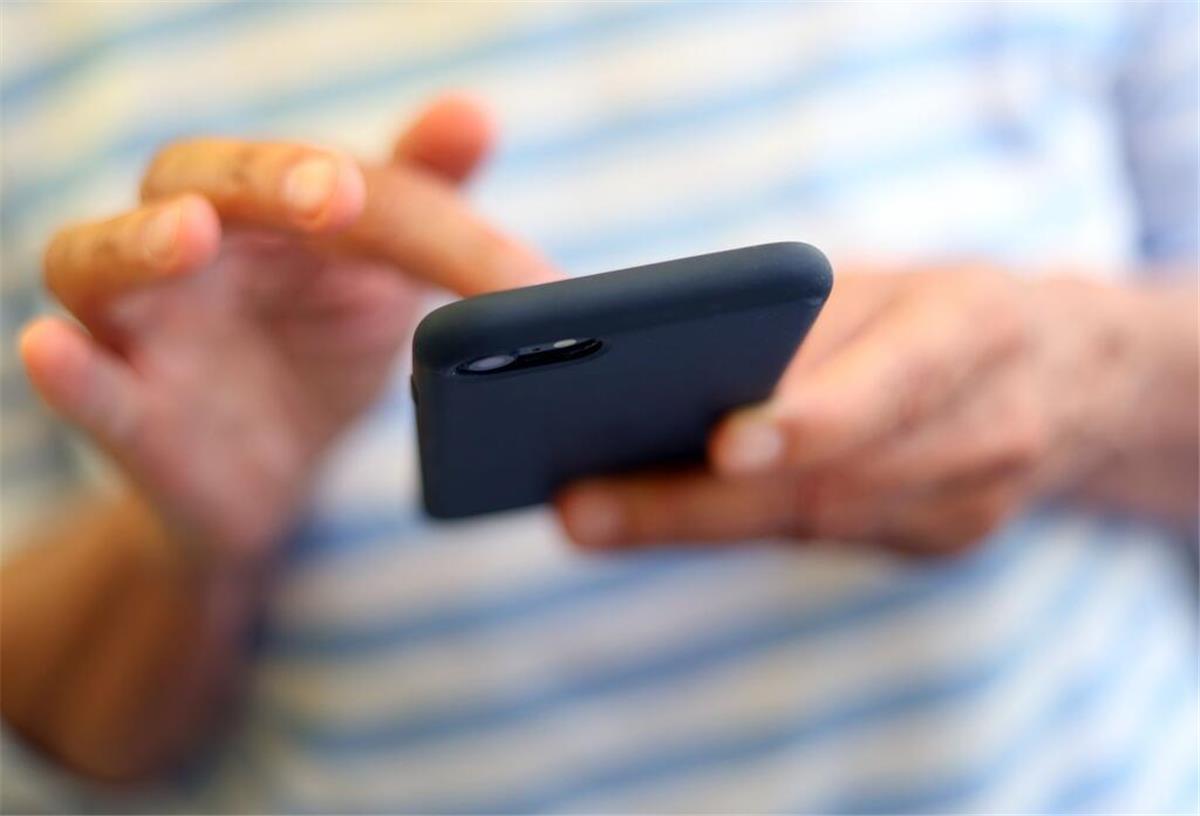 Bürokratie bremst lebensrettende Gesundheits-Apps aus - Regierung will handeln Ein Mensch am Handy.