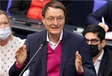 Karl Lauterbach (SPD), Gesundheitsexperte, spricht der Sitzung des Bundestags.
