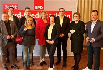 Gesundheitsministerin Daniela Behrens (2. von rechts) führt die Liste der SPD-Landtagskandidaten für den Bereich Nord-Niedersachsen an.
