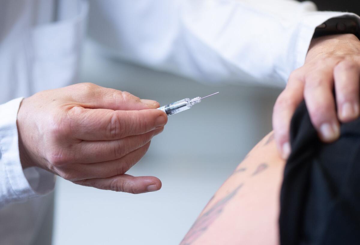 Grippe: Gesundheitssenatorin Claudia Bernhard ruft zur Impfung auf Ein Arzt setzt eine Spritze an einen Arm an. Gesundheitssenatorin Claudia Bernhard (Linke) ruft dazu auf, den Impfschutz aufzufrischen. Mit Beginn der Grippesaison steigen die Zahlen der Atemwegsinfekte im Land Bremen.