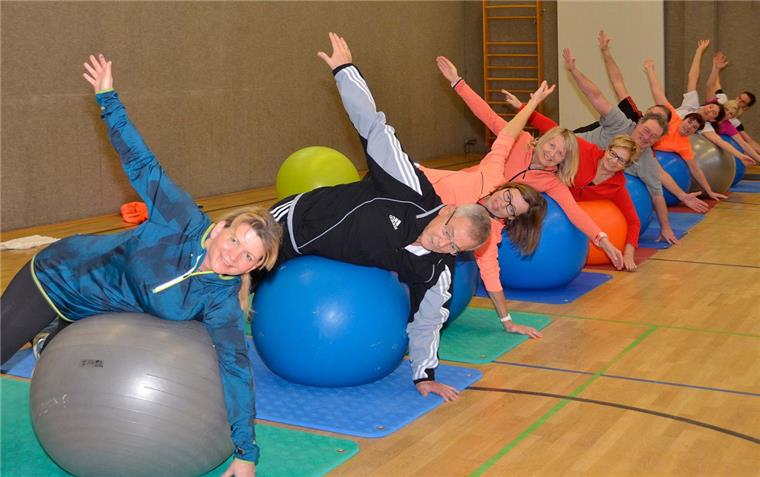 Gesundheitstrainerin Tanja Martens  (vorne links) schafft es beim TSV Mulsum, Training und Spaß für alle Teilnehmer zu kombinieren.  Foto Ulich