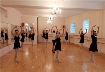 Getanzt wird ab sofort im Quadrat, um den Abstandsregelungen Folge zu leisten. Die Ballettschülerinnen aus den Klassen 6 bis 8 zeigen, wie das geht.