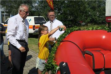 Getauft wurde das wendige und extrem leichte Schlauchboot von der 10 Jahre alten Anna-Lena.  Links von ihr steht der Vorsitzende der DLRG-Ortsgruppe Butjadingen, Reiner Przyklang, rechts sein Stellvertreter Cord Janßen. 