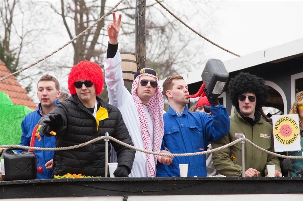 Getränke gibt es aus dem Kanister. Karneval in Wehdel 2018. Foto: Kai-Martin Ulr...