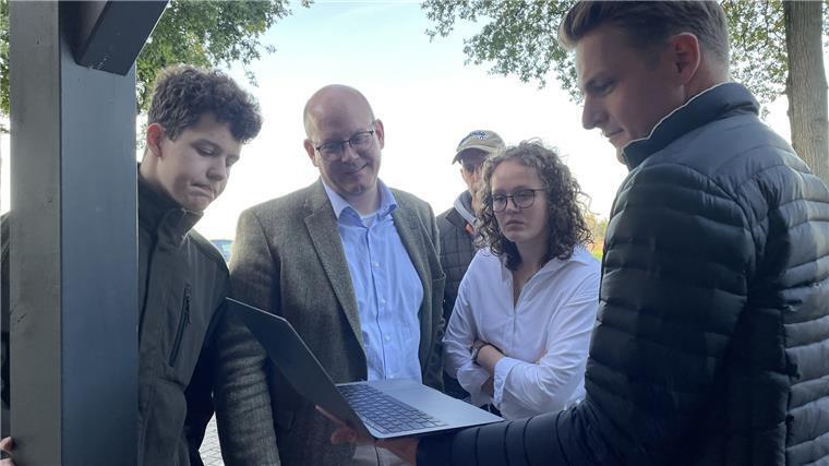 Niedersachsen hat entschieden - so sieht es in den Wahlkreisen aus Getrübte Stimmung am Schießstand in Rhadereistedt. Dort trifft der CDU-Landtagskandidat Marco Mohrmann (Zweiter von links) sich zur Wahlparty mit Familie, Freunden, Wahlhelfern und Wahlkampfteam. Die ersten Prognosen um kurz nach 18 Uhr zeigen, dass die SPD die Nase vorn hat. Ob sich diese Tendenz im Laufe des Abends in den Hochrechnungen verfestigen wird, steht zu diesem Zeitpunkt noch aus. Mohrmann hofft auf viele Stimmen aus seinem Wahlkreis und darauf, dass er erneut in den Landtag einziehen kann.