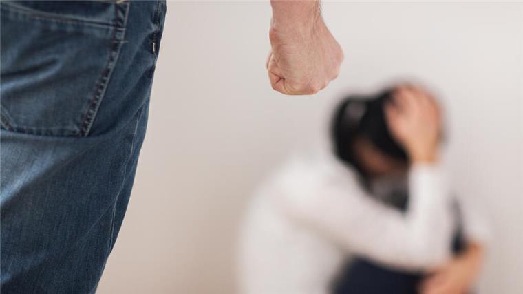 Bremerhaven: Mann bedroht Partnerin mit Axt, tritt und schlägt sie mehrfach Ein Mann bedroht eine Frau, fokussiert ist das Foto auf der Hand des Mannes. Gewalt in Beziehungen ist keine Seltenheit. In Bremerhaven soll ein 36-Jähriger seine Partnerin geschlagen, bedroht und ihrer Freiheit beraubt haben. Die Polizei ermittelt.