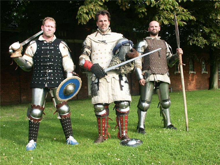 Mittelalterspektakel auf der Burg Bederkesa Gewappnet mit Schwert und Rüstung : Magnus Wiegand, Michael Tegge und Alan Joswig (von links).