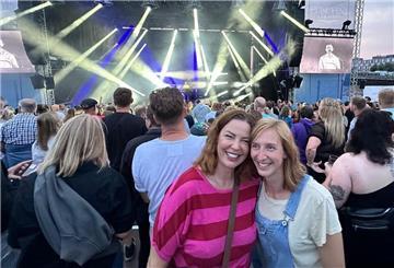Zwei Frau vor einer Open Air Bühne