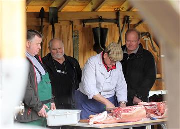 Gewusst wie: Fleischer Günter Götsche führt das Verlesemesser durchs Fleisch und erklärt den Besuchern des Schlachtfestes in Wilstedt, was aus welchen Teilen des Tieres gemacht wird.  