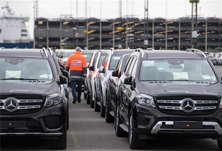 GHB-Chef: Personaldienstleister nur als Ausnahme Stellplatz im Hafen mit Reihen von Mercedes-SUV.