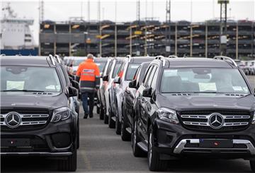 Stellplatz im Hafen mit Reihen von Mercedes-SUV. 