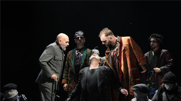 Turandot-Premiere am Stadttheater Bremerhaven: Wo die Zombies Charleston tanzen Giacomo Puccinis letzte große dramatische Oper „Turandot“ eröffnet am Stadttheater Bremerhaven die neue Spielzeit. Als Gast zu erleben und bejubelt: Tenor Thomas Paul als Prinz Calàf, hier in die Zange genommen von den drei Ministern, Ido Beit Halachmi (Pong), Andrew Irwin (Pang) und Marcin Hutek (Ping).Foto: Heiko Sandelmann
