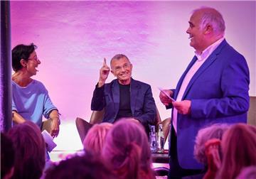 Gibt es eine Krise der Männlichkeit? Prof. Dr. Klaus Hurrelmann im Gespräch über die Lebensphase Jugend mit Susanne Schwan, Lokalredakteurin, und Christoph Willenbrink, stellvertretender Chefredakteur der NORDSEE-ZEITUNG. 