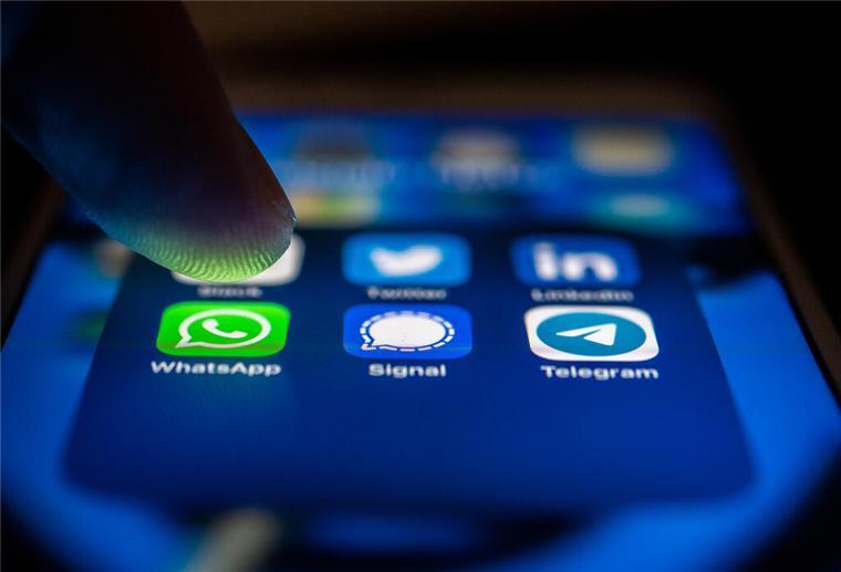 Bundeskriminalamt warnt vor Betrug in Messenger-Diensten - Millionenschaden Finger tippt auf WhatsApp-Button