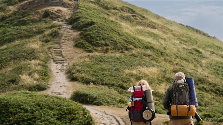 Unerschrockene Balten treffen auf wanderndes Ehepaar