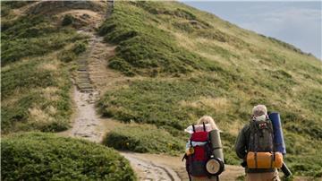 Gillian Anderson (links) als Raynor und Jason Isaacs als Moth machen sich in „Der Salzpfad“ auf zu einer langen Wanderung.