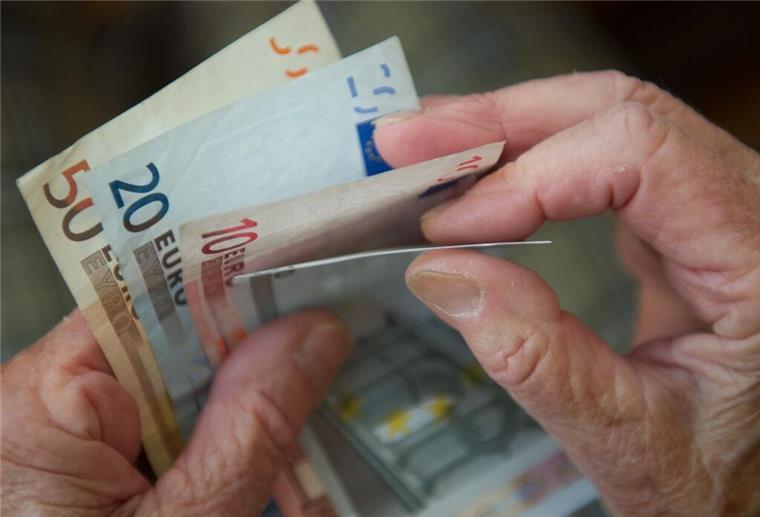 Eine Seniorin hält Geldscheine in der Hand. Gilt bald die Rente mit 70? Die Regierung plant eine Änderung des Renteneintrittsalters. Welche Jahrgänge betroffen sind.
