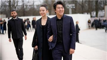 Gina Alice Redlinger und Lang Lang wechseln mit ihrem Sohn etwa alle zwei Monate den Kontinent.