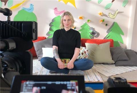 Gina Buchardt, Sozialpädagogin und Abteilungsleiterin Kita im Sternipark Hamburg, steht fast jeden Tag für die Wohnzimmer-Kita vor der Kamera.
