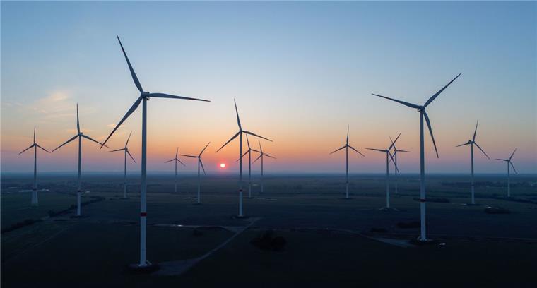 Bundeswehr bremst Windkraft-Pläne im Landkreis Rotenburg aus Ginge es nach dem Landkreis Rotenburg stünden künftig doppelt so viele Windräder im Kreisgebiet wie bisher. Doch die Bundeswehr bremst diese Pläne aus. Kreispolitiker beklagen, dass der Bundeswehrbehörde erst sehr spät, nämlich kurz vor Abschluss der seit zwei Jahren laufenden Planungen, Bedenken kamen.