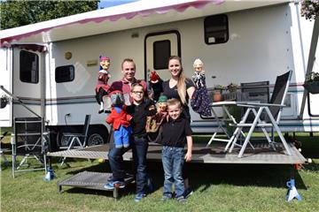 Gino und Chantal Kaselowskys leben mit ihren Söhnen Miguel (9) und Jordan (5) in einem Wohnwagen auf rund 60 Quadratmetern. 