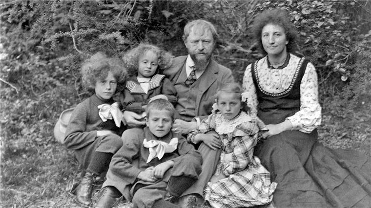 Giovanni Giacometti (3.v.r.) und Annetta Giacometti (r) mit ihren vier Kindern auf einem Archivbild von 1909 aus dem Dokumentarfilm  „Die Giacomettis“.