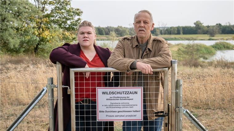 „Polizeiruf 110“ über Juristen und die Schweinepest Gisa Flake (l) als Alexandra Luschke und Frank Leo Schröder als Karl Rogov in einer Szene aus „Polizeiruf 110: Schweine“.