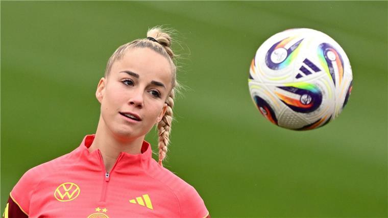 23 Spielerinnen dürfen mit zur EM Giulia Gwinn ist Kapitänin der Nationalmannschaft.