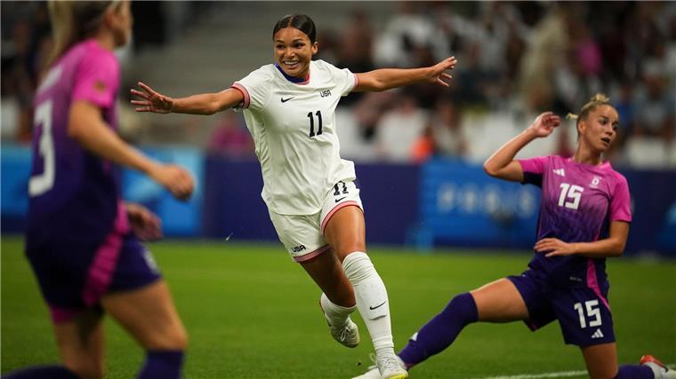 1:4 gegen die USA: Herber Dämpfer für DFB-Frauen Giulia Gwinn (rechts) kommt zu spät
