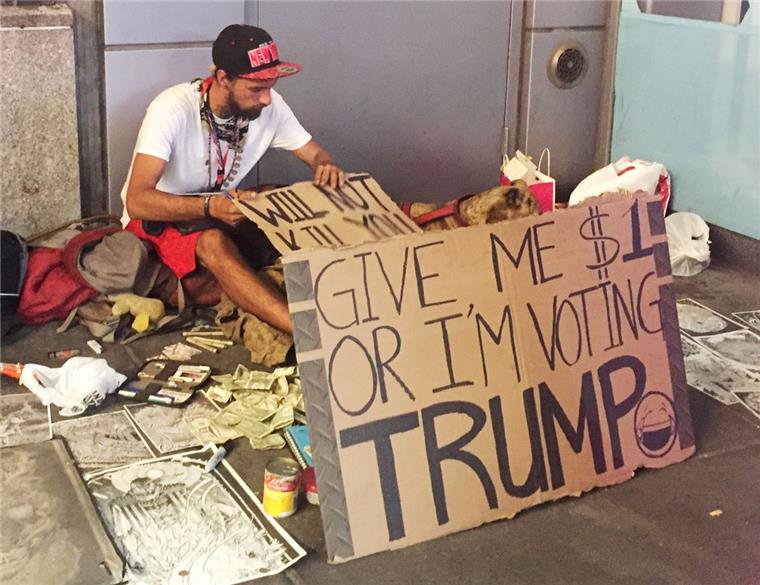 Geld her oder ich wähle Trump: Bettler in New York macht Kasse "Give me $1 or I'm voting Trump!" (Gib mir 1 Dollar oder ich stimme für Trump) - Mit diesem Spruch hat ein Bettler in New York sein Geschäft angekurbelt.