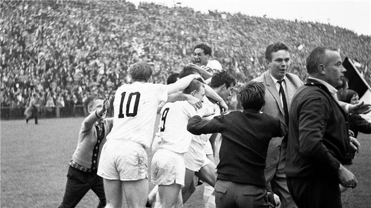 Gladbach bejubelt den Aufstieg 1965 in die Bundesliga: Trainer Hennes Weisweiler (re.) steht etwas abseits.