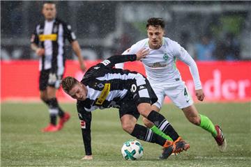 Gladbachs Nico Elvedi (links) und Bremens Robert Bauer kämpfen um den Ball.