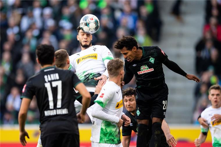 Bitter: Werder Bremen geht in Gladbach leer aus Gladbachs Ramy Bensebaini setzt sich gegen Bremens Theodor Gebre Selassie durch und trifft zur zwischenzeitlichen 1:0-Führung.