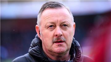 Gladbachs Sportdirektor Roland Virkus gibt Torwart Tiago Pereira Cardoso einen Profivertrag.